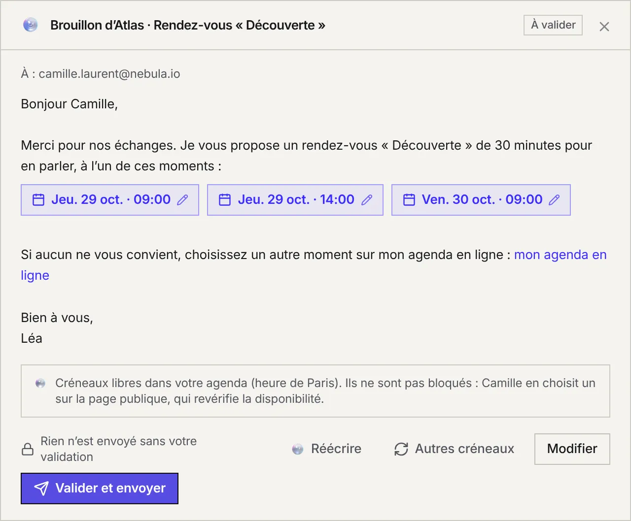 Le brouillon d'Atlas pour Camille Laurent : le texte, trois créneaux cliquables, le lien vers l'agenda en ligne, et les boutons Réécrire, Autres créneaux, Modifier et Valider et envoyer.