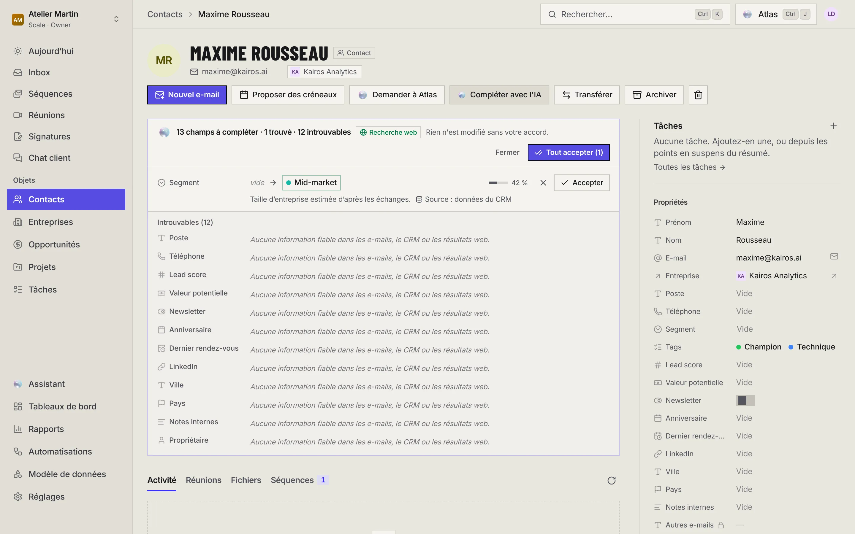 Compléter avec l'IA sur la fiche de Maxime Rousseau : 13 champs à compléter, 1 trouvé, 12 introuvables. Le Segment passe de vide à Mid-market avec 42 % de confiance et sa source, les boutons Accepter et Tout accepter, et la liste des champs introuvables.