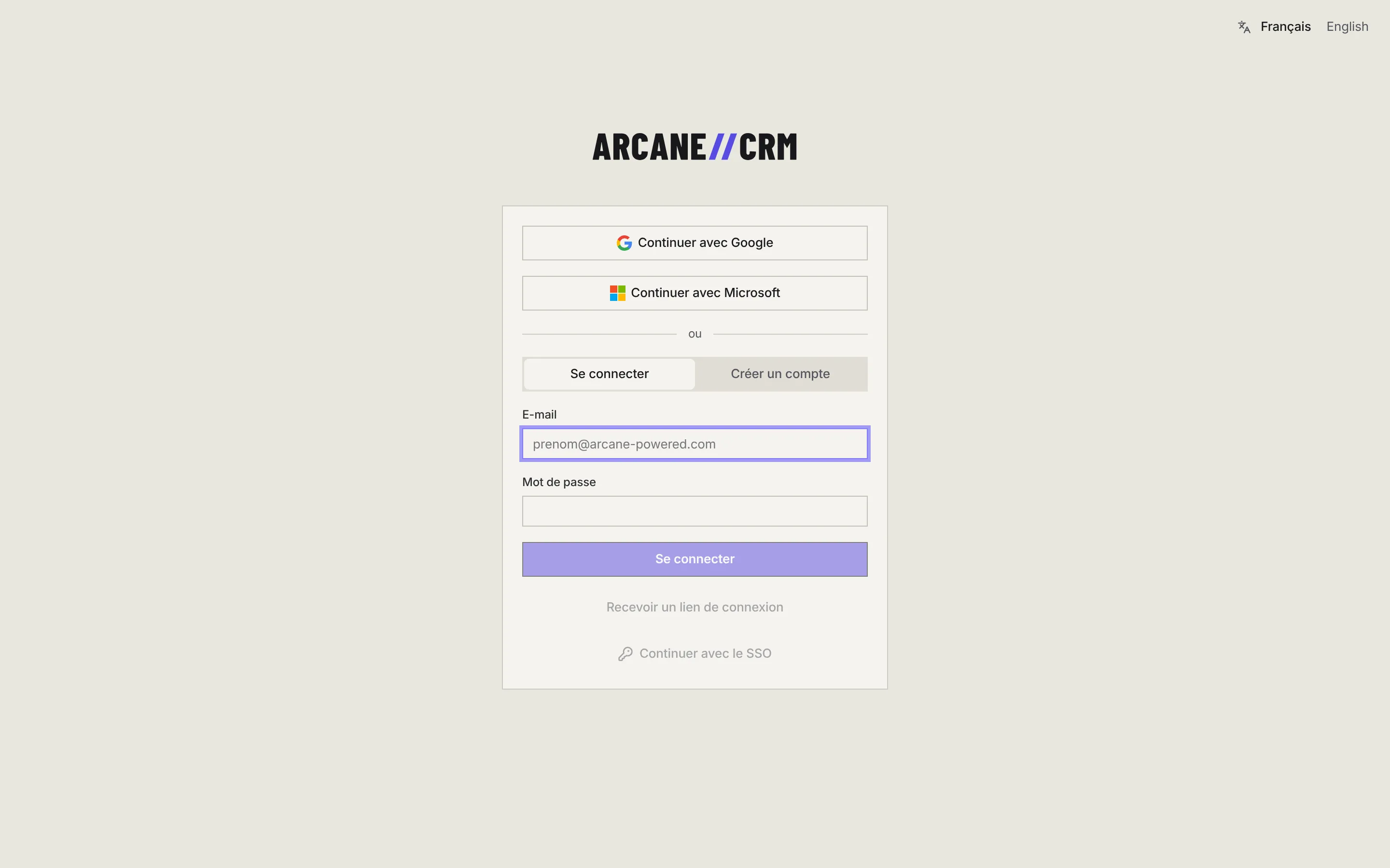 L'écran de connexion d'Arcane CRM avec les boutons Google et Microsoft, les onglets Se connecter et Créer un compte, le lien de connexion par e-mail et le SSO.