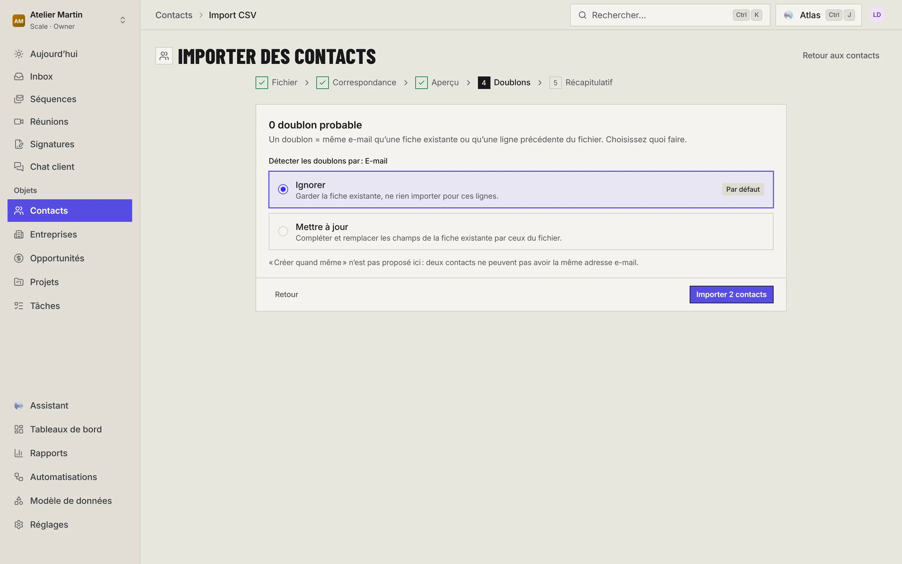 L'étape Doublons : détection par e-mail, choix Ignorer (par défaut) ou Mettre à jour, et le bouton Importer.