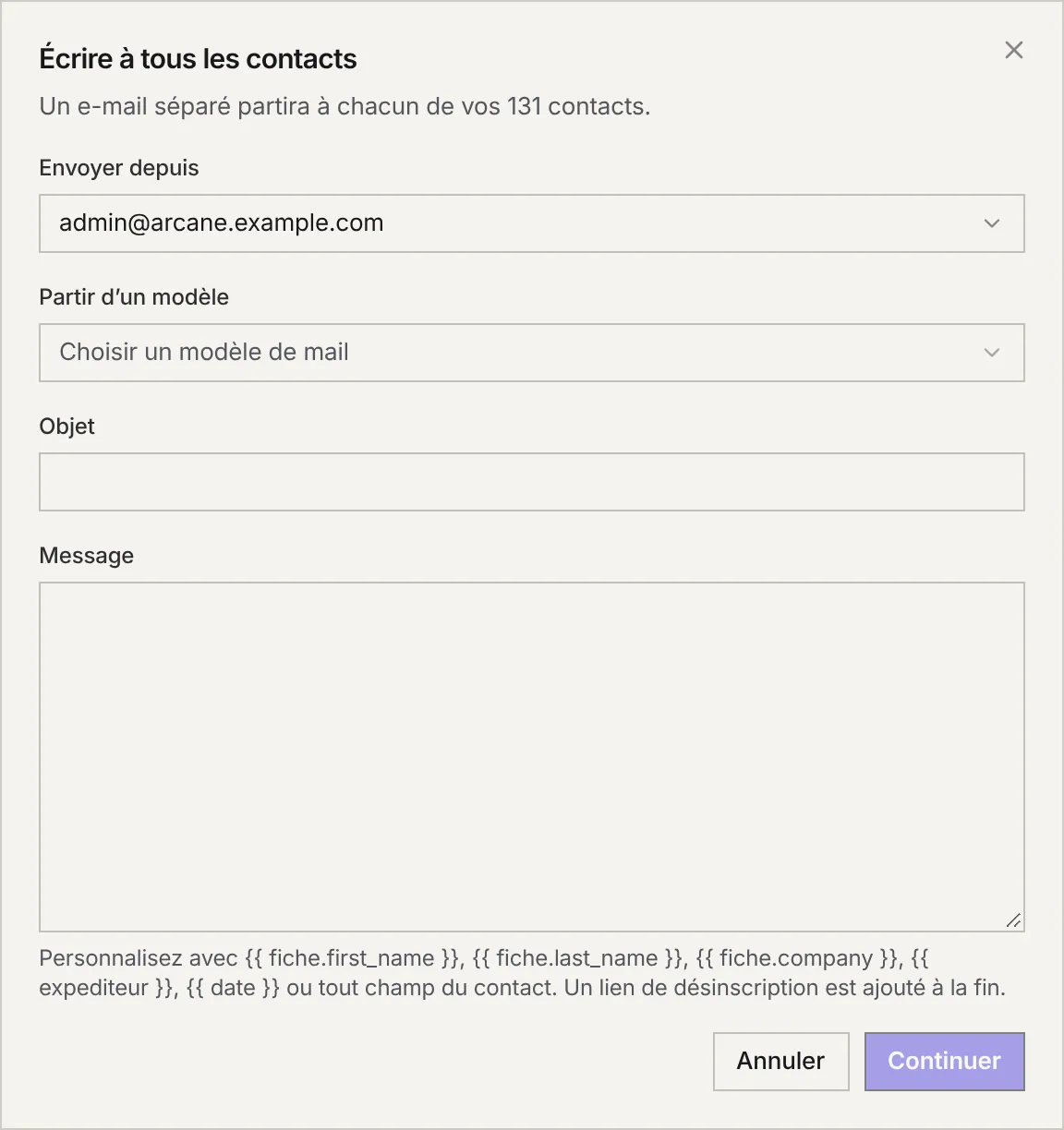 La fenêtre Écrire à tous les contacts : la boîte d'envoi, le choix d'un modèle de mail, l'objet, le message et les variables possibles.