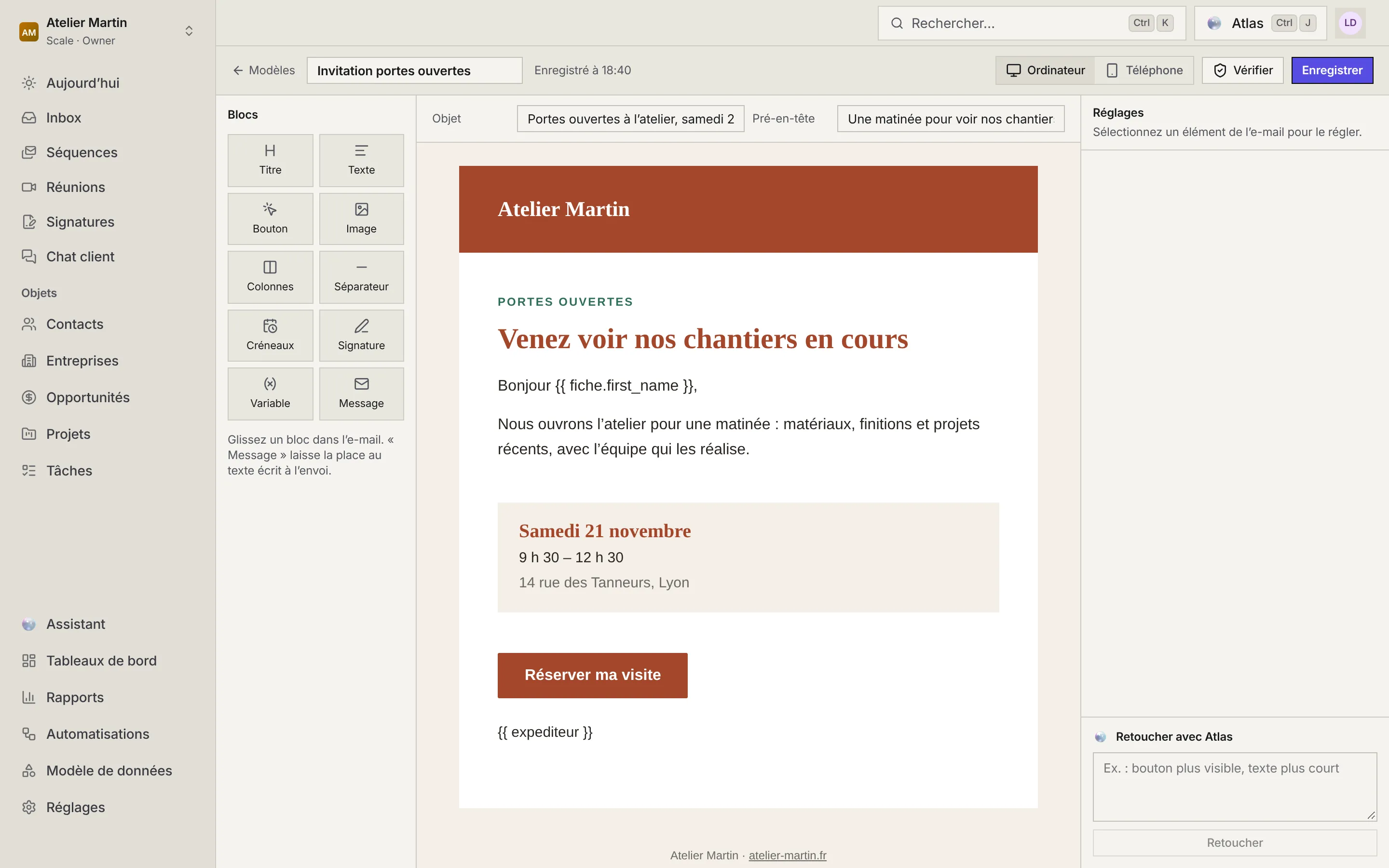 L'éditeur du modèle Invitation portes ouvertes : les blocs à gauche, l'objet et le pré-en-tête, l'e-mail au centre, les boutons Ordinateur, Téléphone, Vérifier et Enregistrer, et le panneau Retoucher avec Atlas à droite.