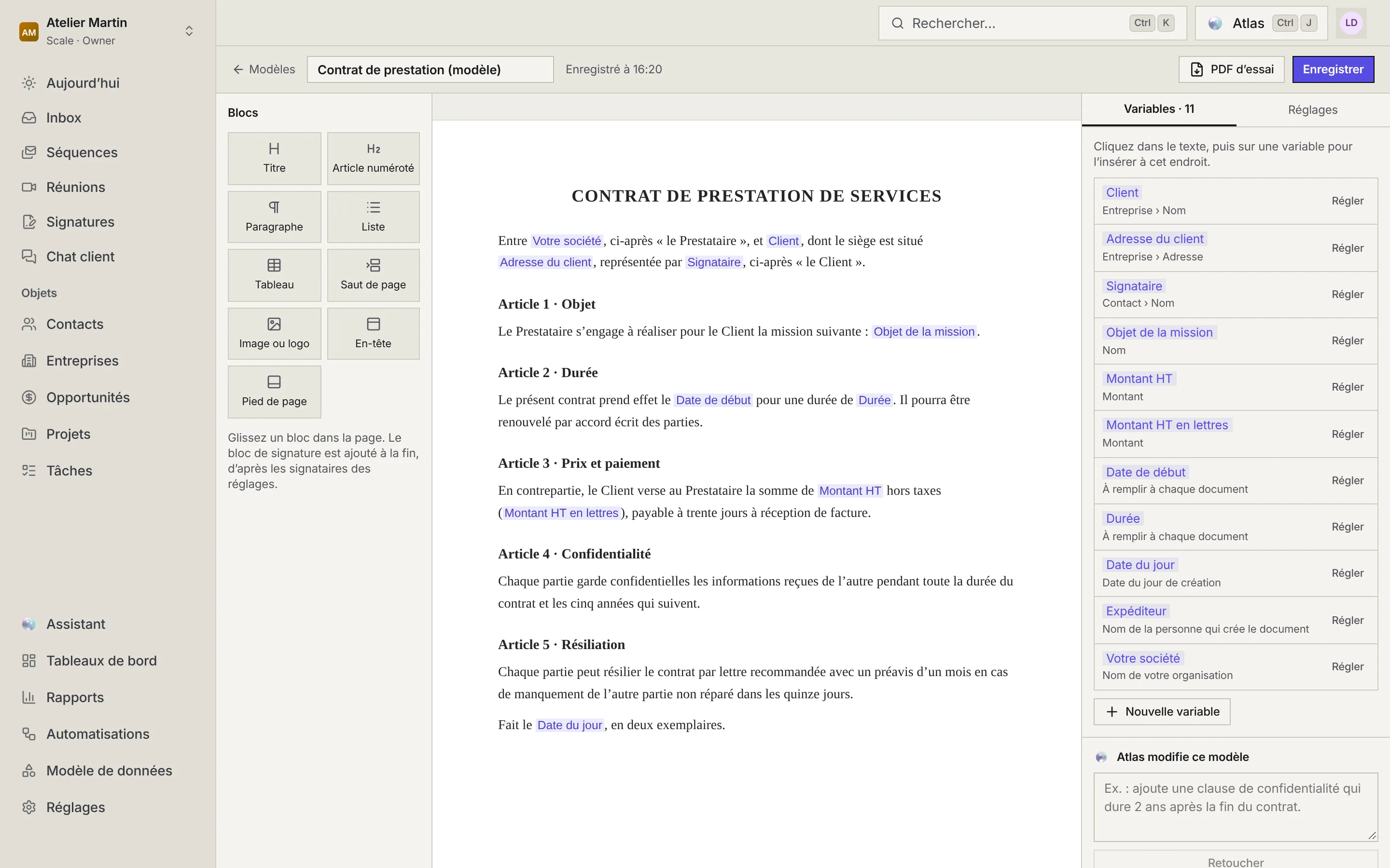 L'éditeur du Contrat de prestation : les blocs à gauche, le contrat avec ses variables surlignées au centre, les onglets Variables et Réglages à droite et le panneau Atlas modifie ce modèle.
