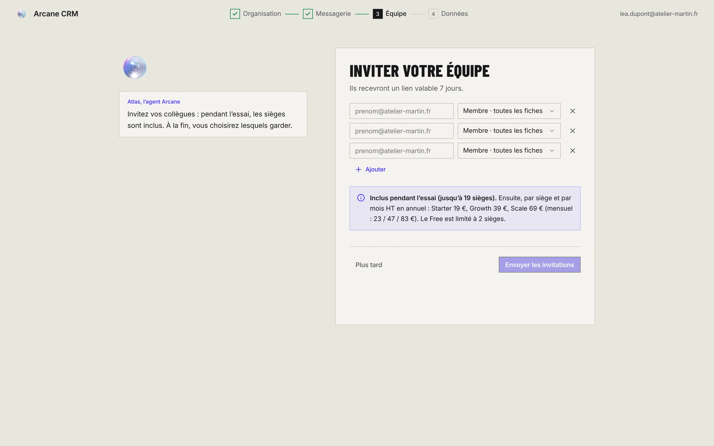 L'étape Inviter votre équipe : trois lignes e-mail et rôle, le bouton Ajouter et l'encadré sur les sièges inclus pendant l'essai.