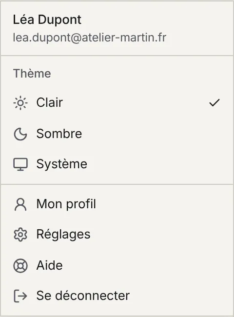 Le menu utilisateur : nom et e-mail, choix du thème Clair, Sombre ou Système, puis Mon profil, Réglages, Aide et Se déconnecter.