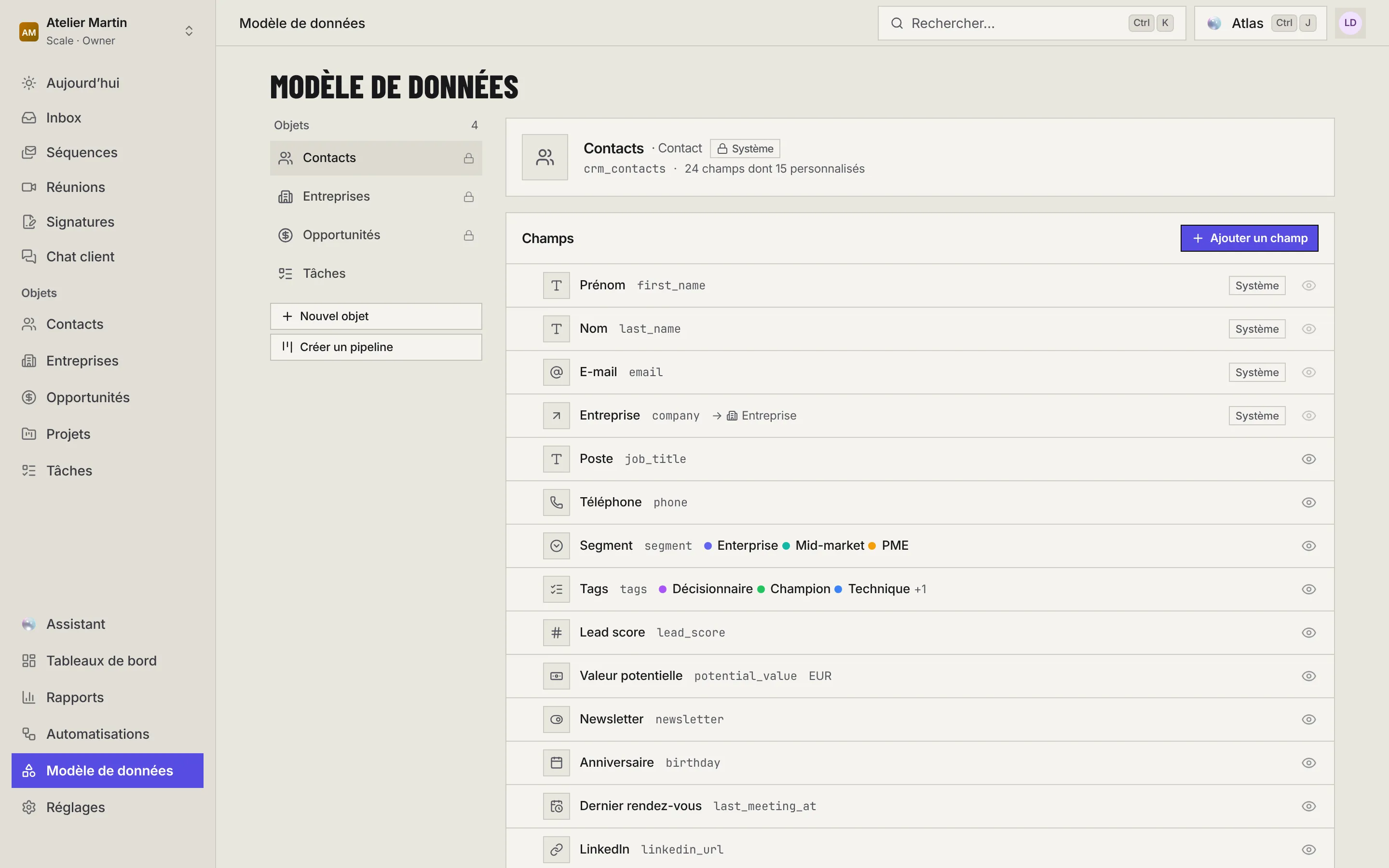 La page Modèle de données : la liste des objets à gauche avec Nouvel objet et Créer un pipeline, et les champs des contacts avec Ajouter un champ, les badges Système et les boutons pour masquer un champ.