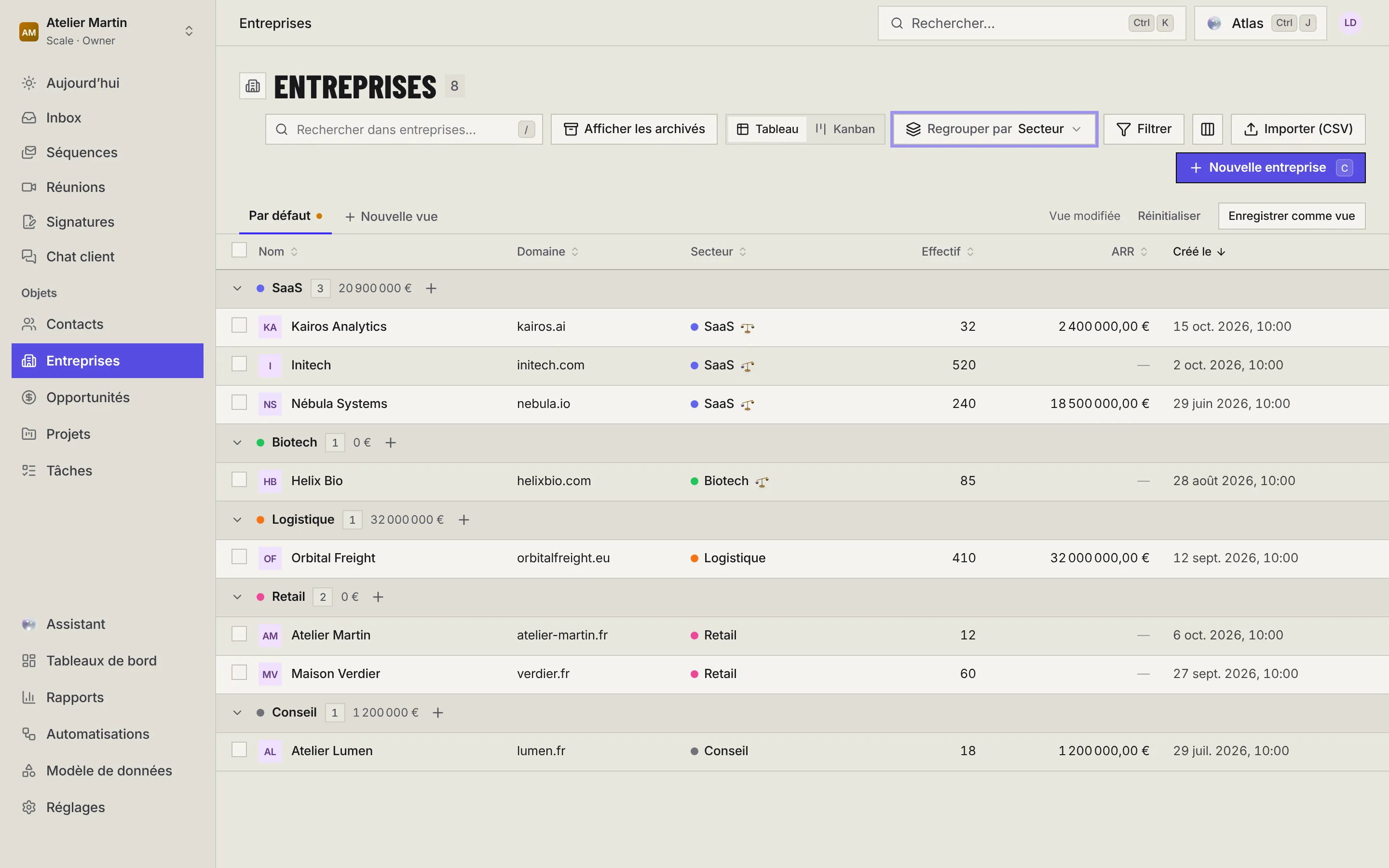 La liste des entreprises regroupée par secteur : SaaS, Biotech, Logistique, Retail et Conseil, chaque groupe avec son nombre de fiches et le total de l'ARR, et la barre des vues avec Vue modifiée et Enregistrer comme vue.