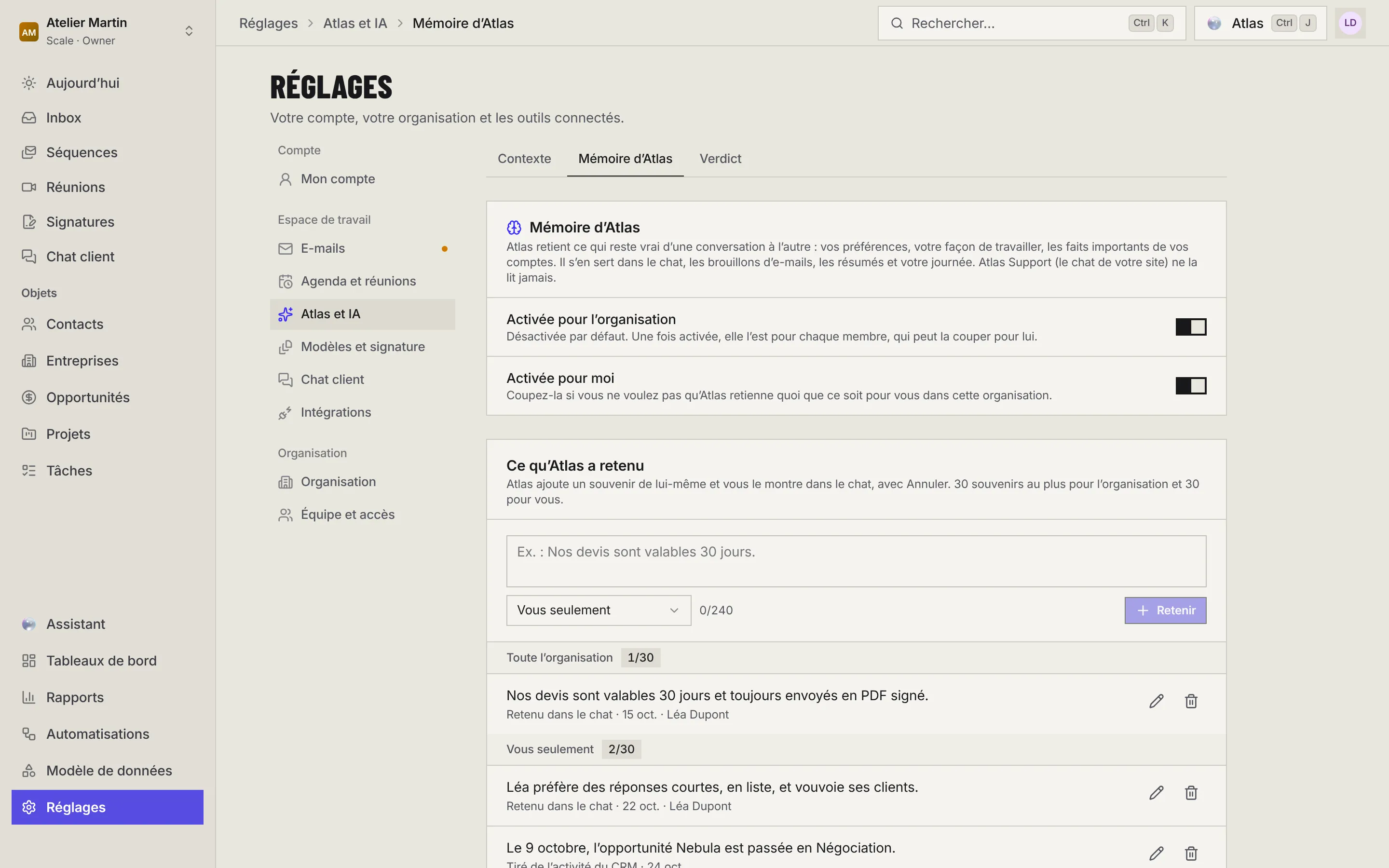 Réglages › Mémoire d'Atlas : les interrupteurs Activée pour l'organisation et Activée pour moi, le champ Nouveau souvenir avec Pour qui et Retenir, puis les souvenirs de l'organisation et les vôtres avec Corriger et Oublier.