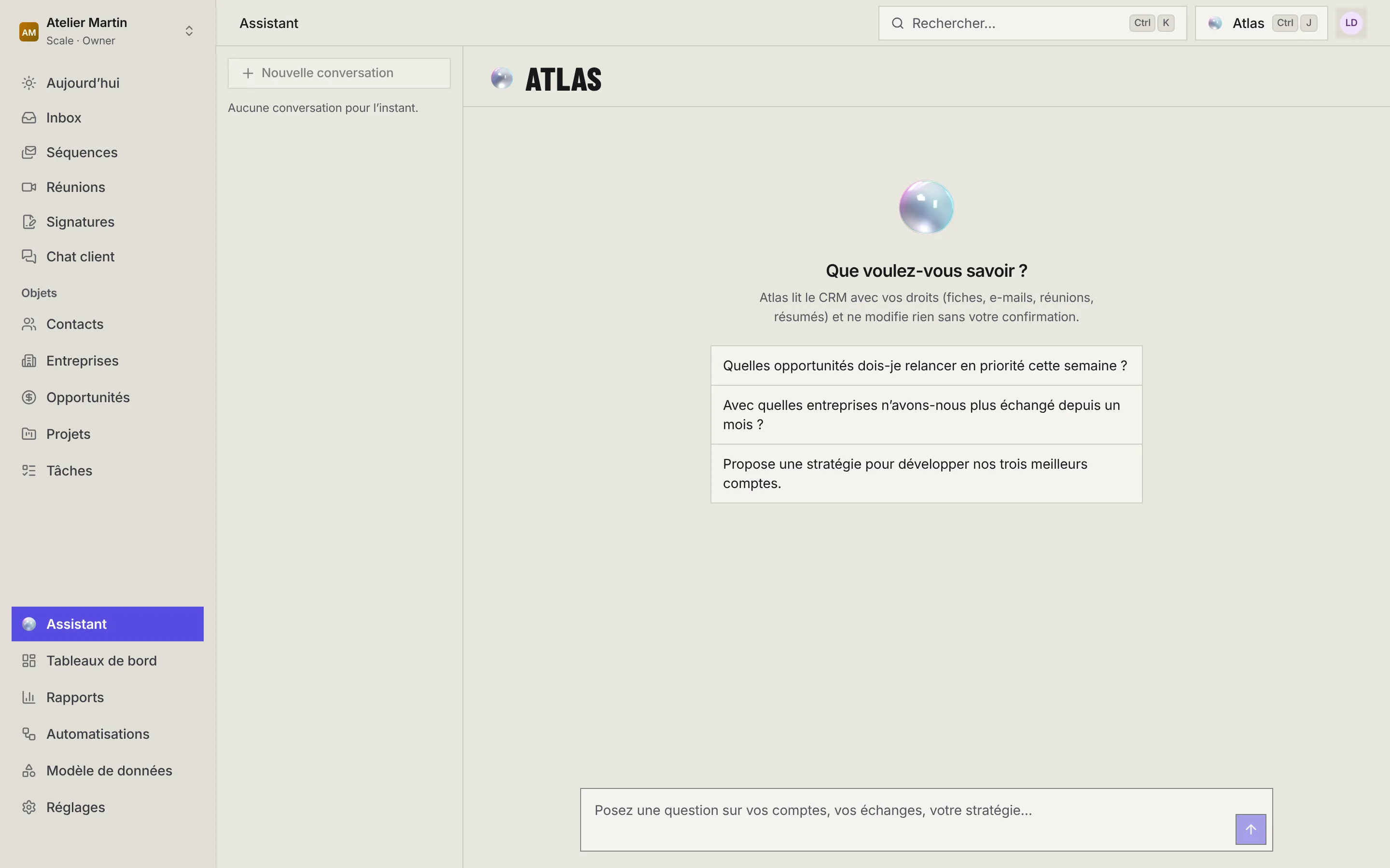 La page Assistant : Nouvelle conversation et la liste des conversations à gauche, l'orbe d'Atlas, Que voulez-vous savoir ?, trois questions proposées et la zone de saisie.