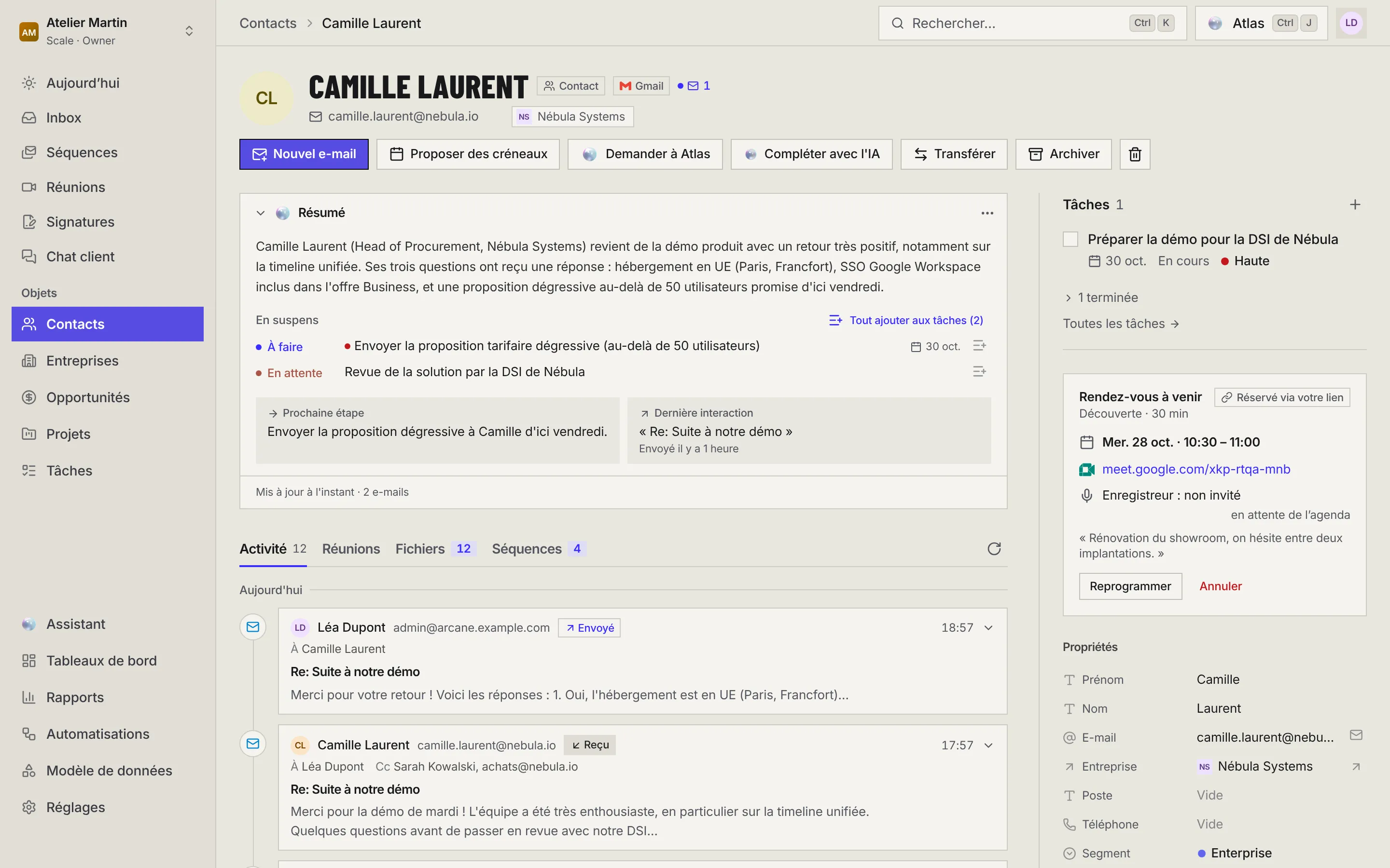 La fiche de Camille Laurent : le nom, l'e-mail et l'entreprise, les boutons d'action, le résumé avec ses points en suspens, les onglets Activité, Réunions, Fichiers et Séquences, et à droite les tâches, le rendez-vous à venir et les propriétés.