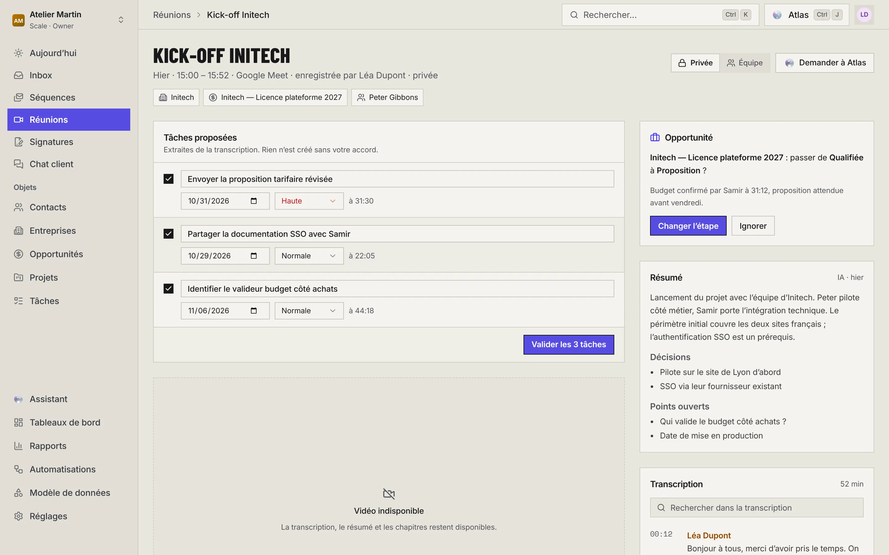 La page de la réunion Kick-off Initech : Privée ou Équipe et Demander à Atlas en haut, les tâches proposées, la suggestion d'étape de l'opportunité, le résumé et la transcription.