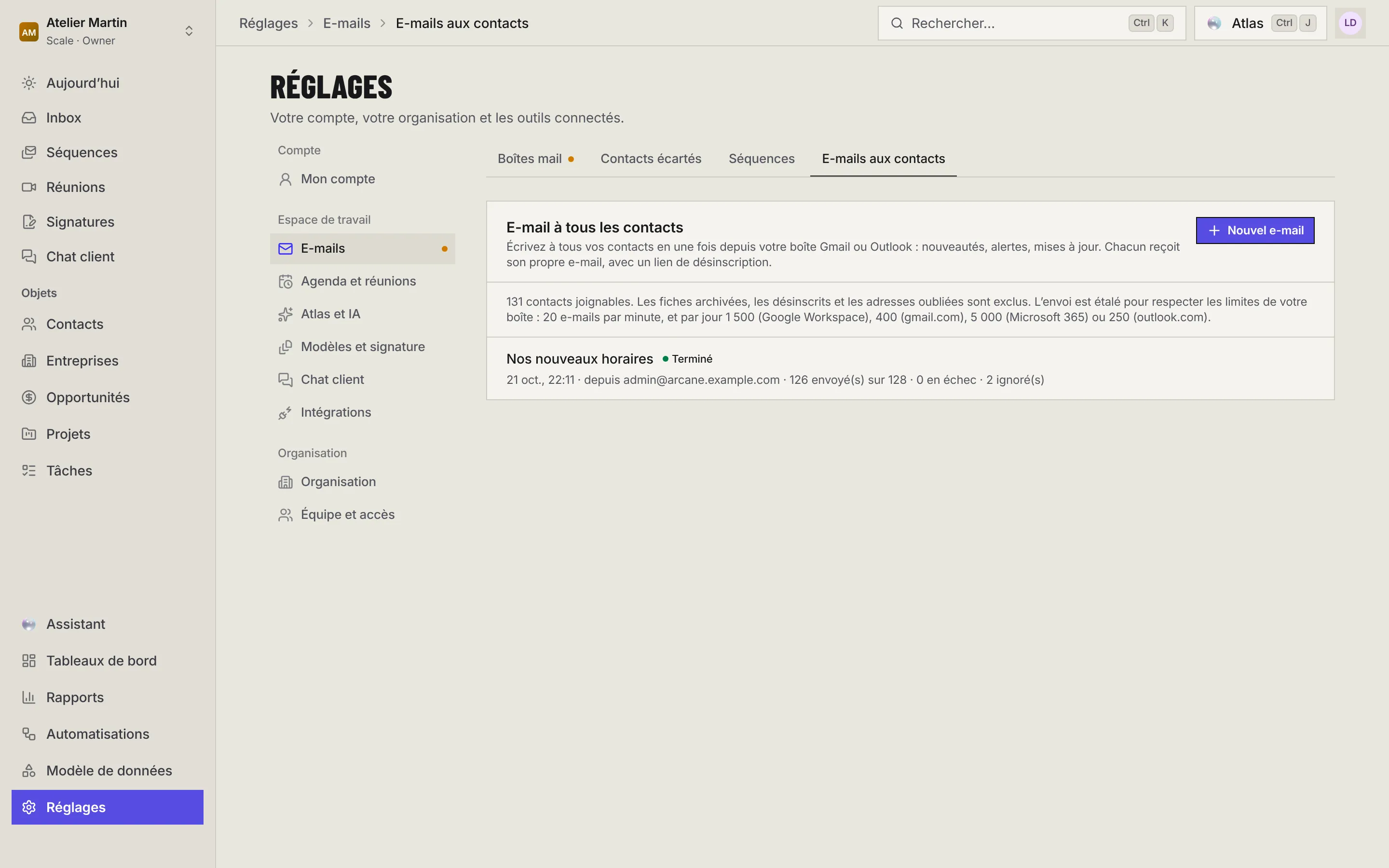 L'onglet E-mails aux contacts : le bouton Nouvel e-mail, le nombre de contacts joignables et les limites d'envoi, puis l'e-mail Nos nouveaux horaires terminé avec son bilan.