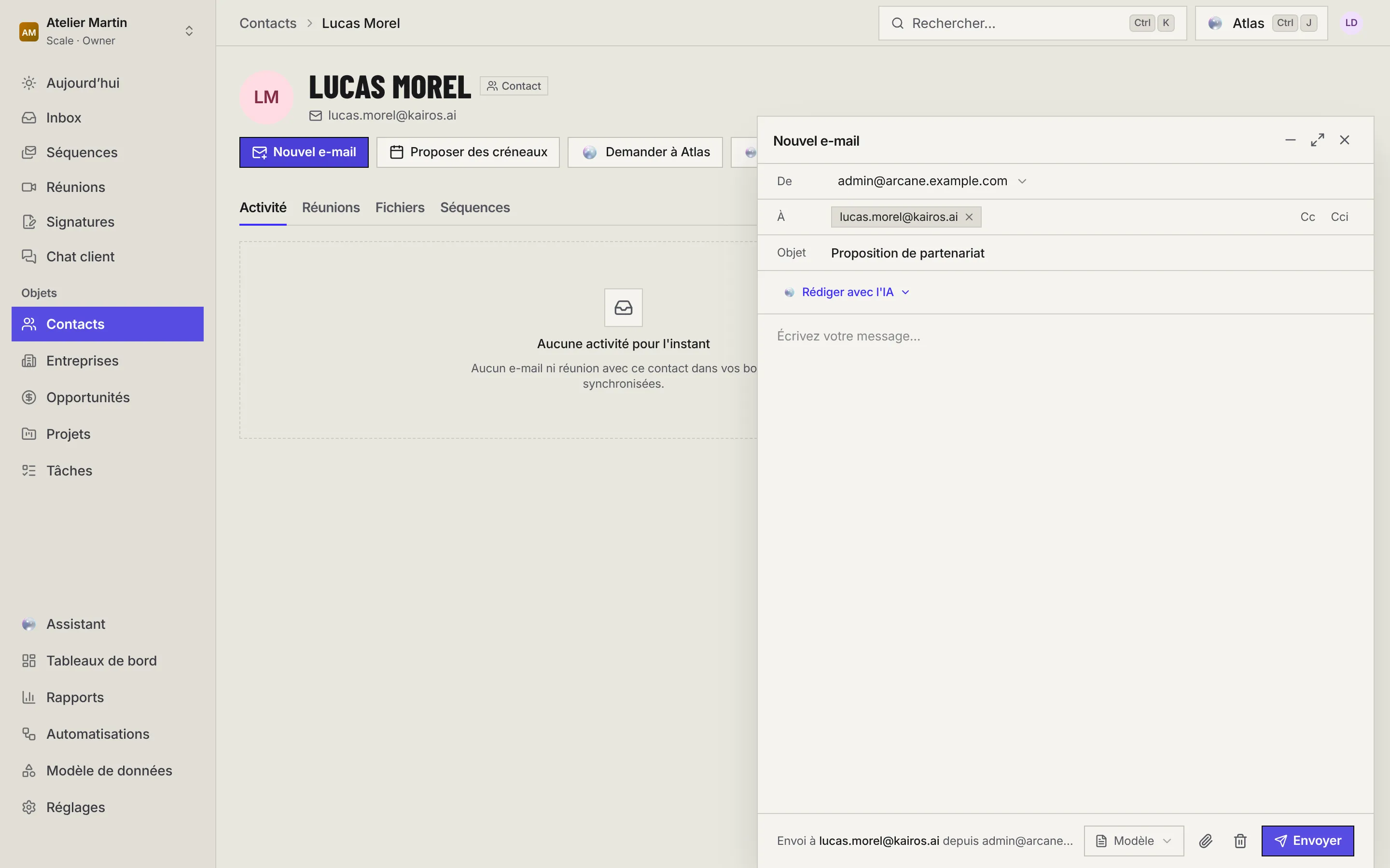 Une fiche contact avec la fenêtre Nouvel e-mail ouverte à droite : De, À, Objet, Rédiger avec l'IA, le message, Modèle et Envoyer.
