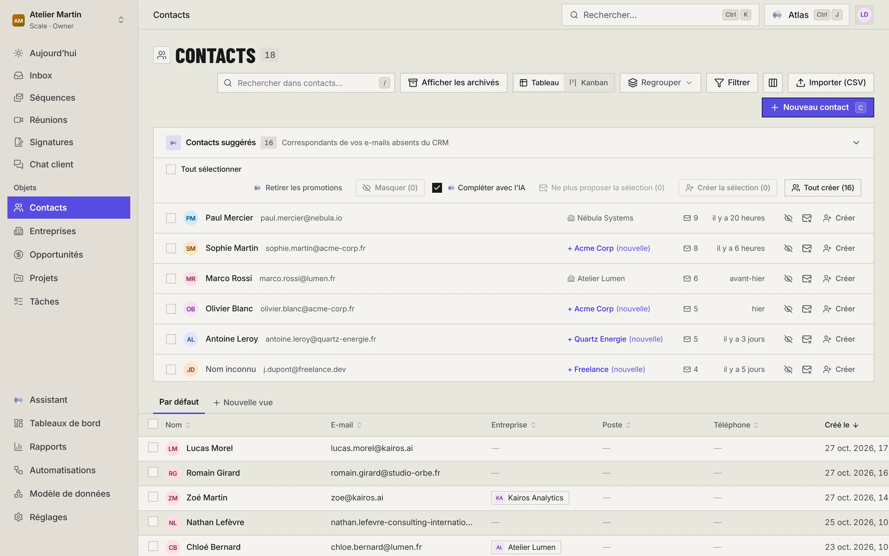 La liste des contacts avec, en haut, le panneau Contacts suggérés : 16 correspondants, leur entreprise détectée, le nombre d'e-mails et les boutons de création.