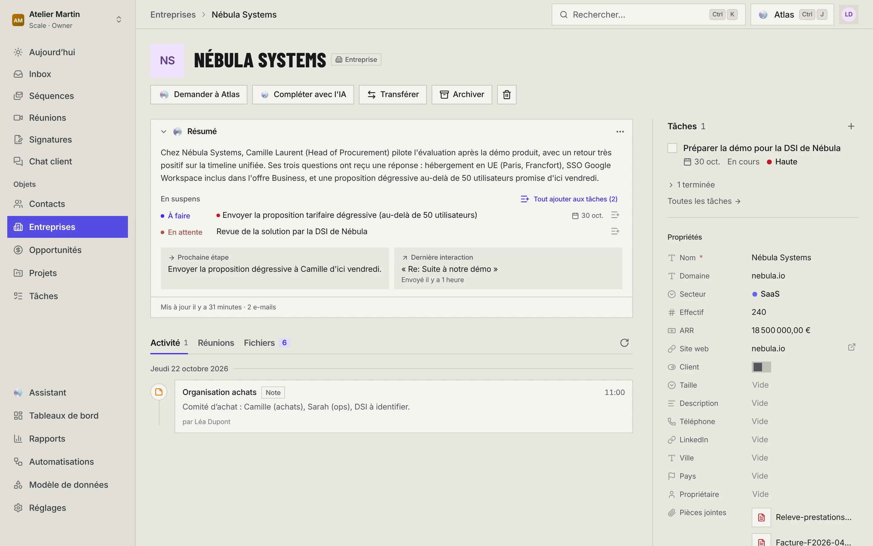 La fiche de l'entreprise Nébula Systems : le résumé de l'entreprise et de ses contacts, l'onglet Activité, et dans les propriétés le domaine nebula.io, le secteur, l'effectif, l'ARR et les pièces jointes.