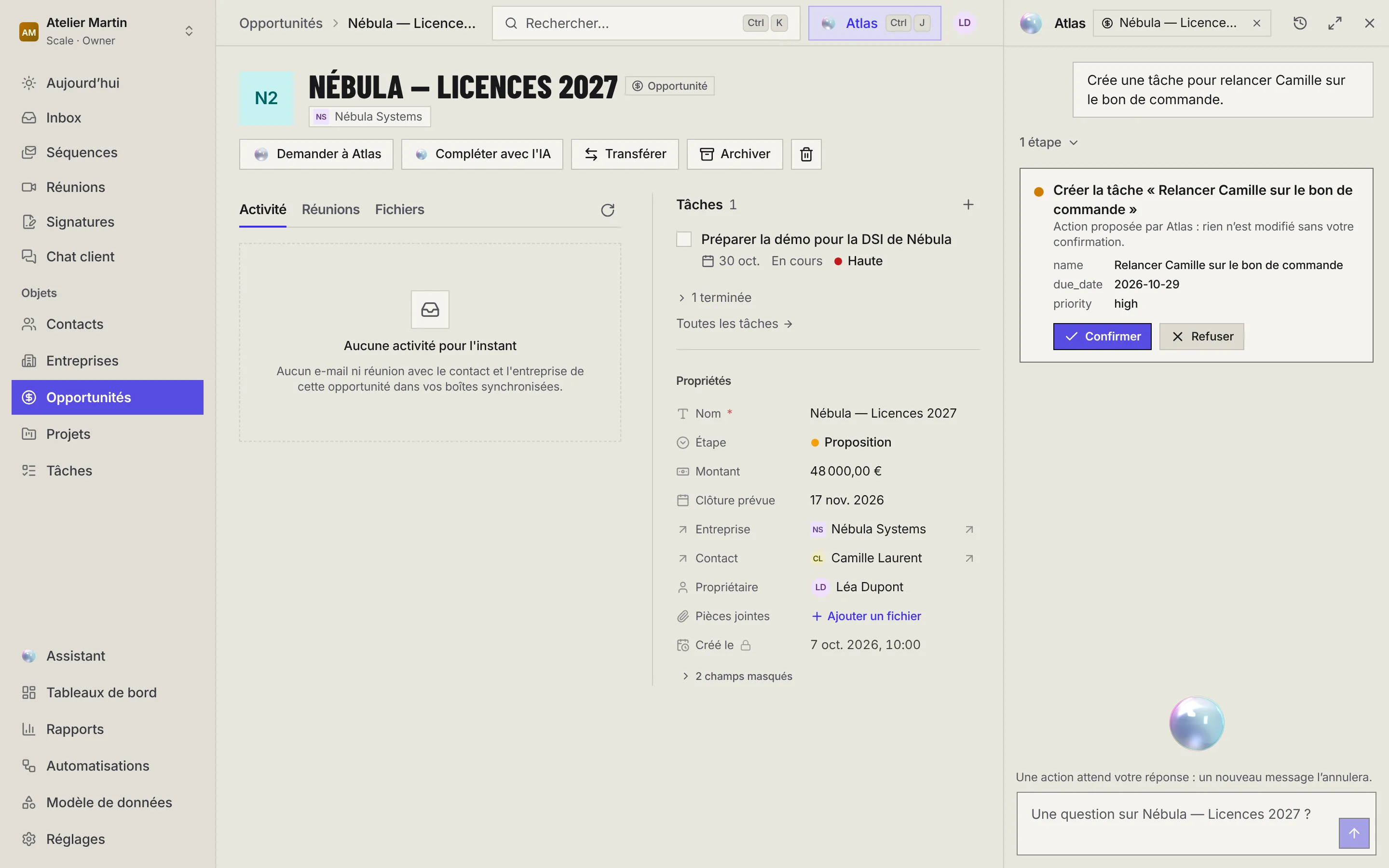 Le panneau d'Atlas ouvert sur l'opportunité Nébula — Licences 2027 : la page en contexte, l'historique, Ouvrir en pleine page, la carte Créer la tâche avec Confirmer et Refuser, et le message Une action attend votre réponse.