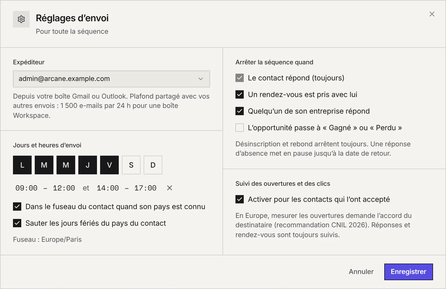 Les réglages d'envoi : l'expéditeur, les jours et heures d'envoi avec deux plages, le fuseau du contact et les jours fériés, les cas qui arrêtent la séquence et le suivi des ouvertures.