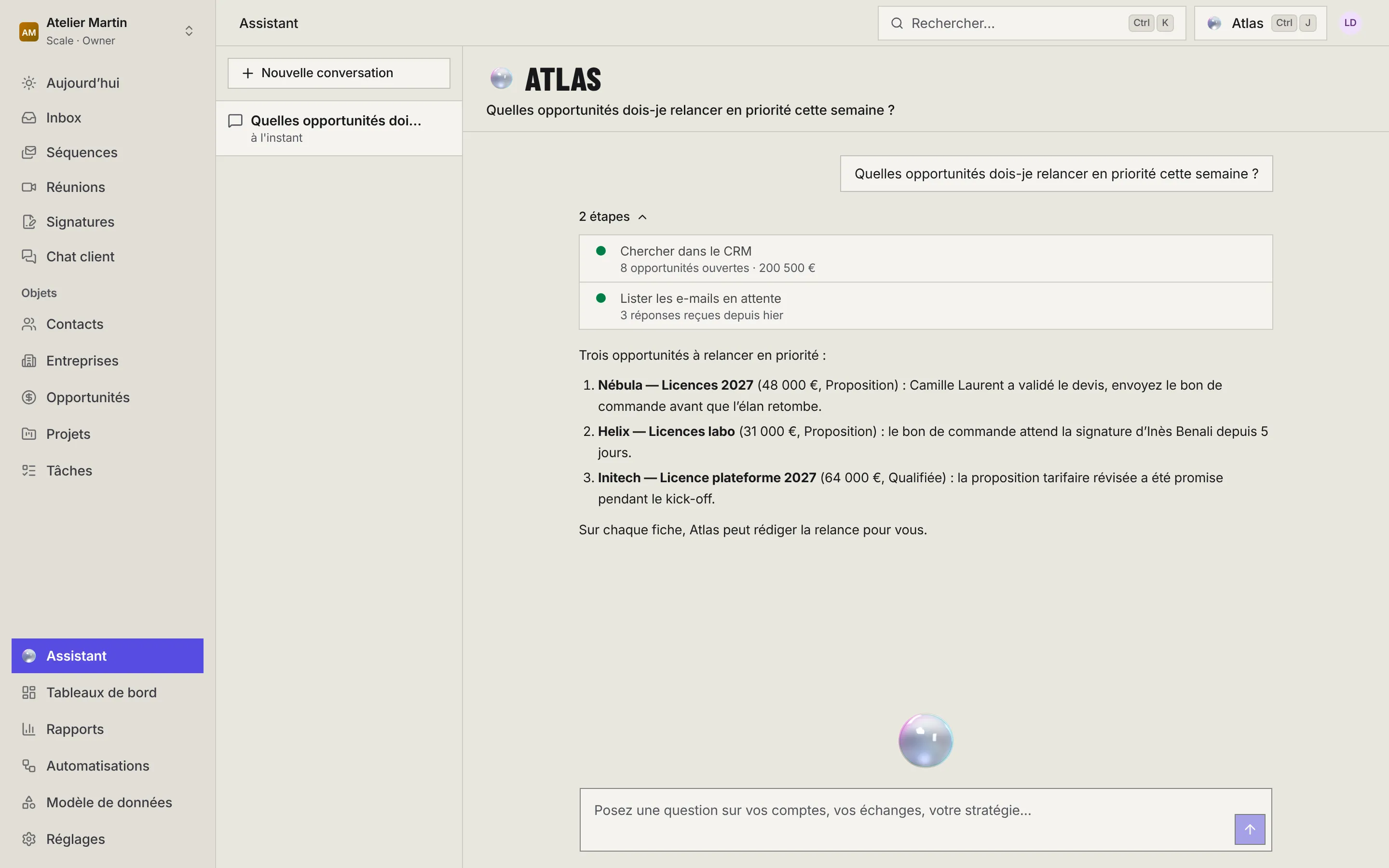 Une conversation sur la page Assistant : la question, 2 étapes dépliées (Chercher dans le CRM, Lister les e-mails en attente) et la réponse d'Atlas avec trois opportunités à relancer.
