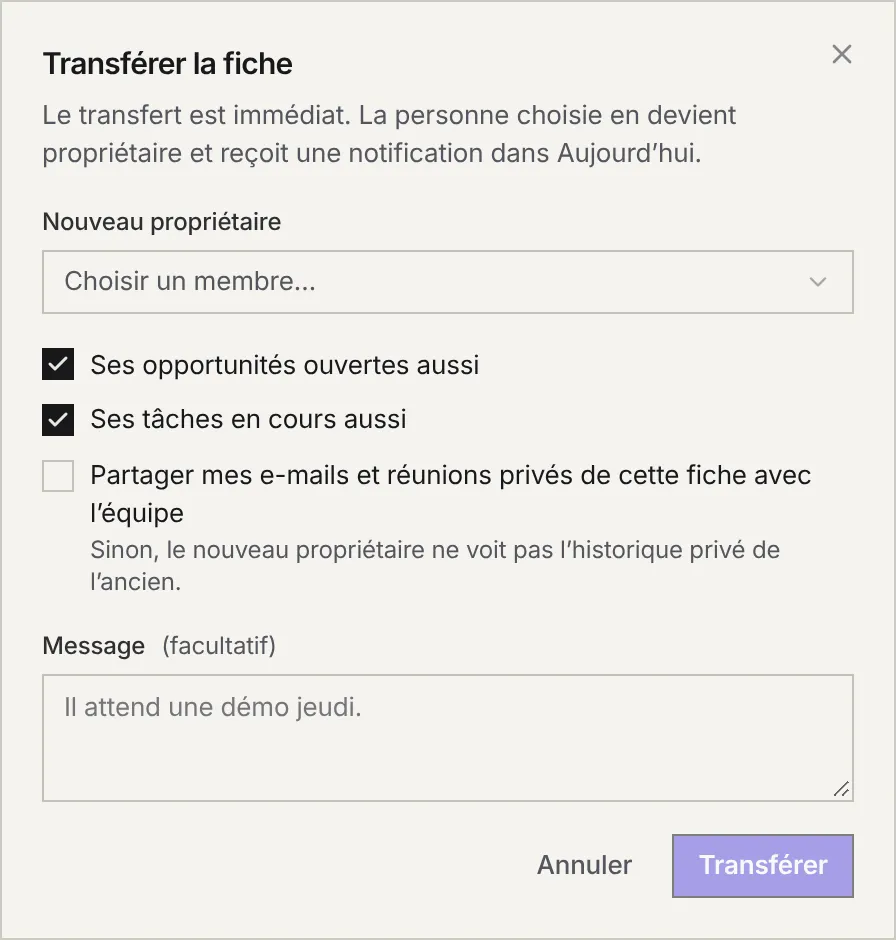La fenêtre Transférer la fiche : Nouveau propriétaire, Ses opportunités ouvertes aussi, Ses tâches en cours aussi, Partager mes e-mails et réunions privés de cette fiche avec l'équipe, et un message facultatif.