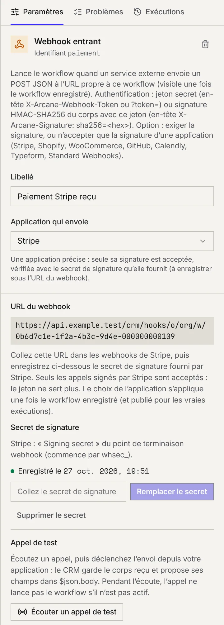 Le panneau d'un déclencheur Webhook entrant : l'application qui envoie (Stripe), l'URL du webhook, le secret de signature enregistré et le bouton Écouter un appel de test.